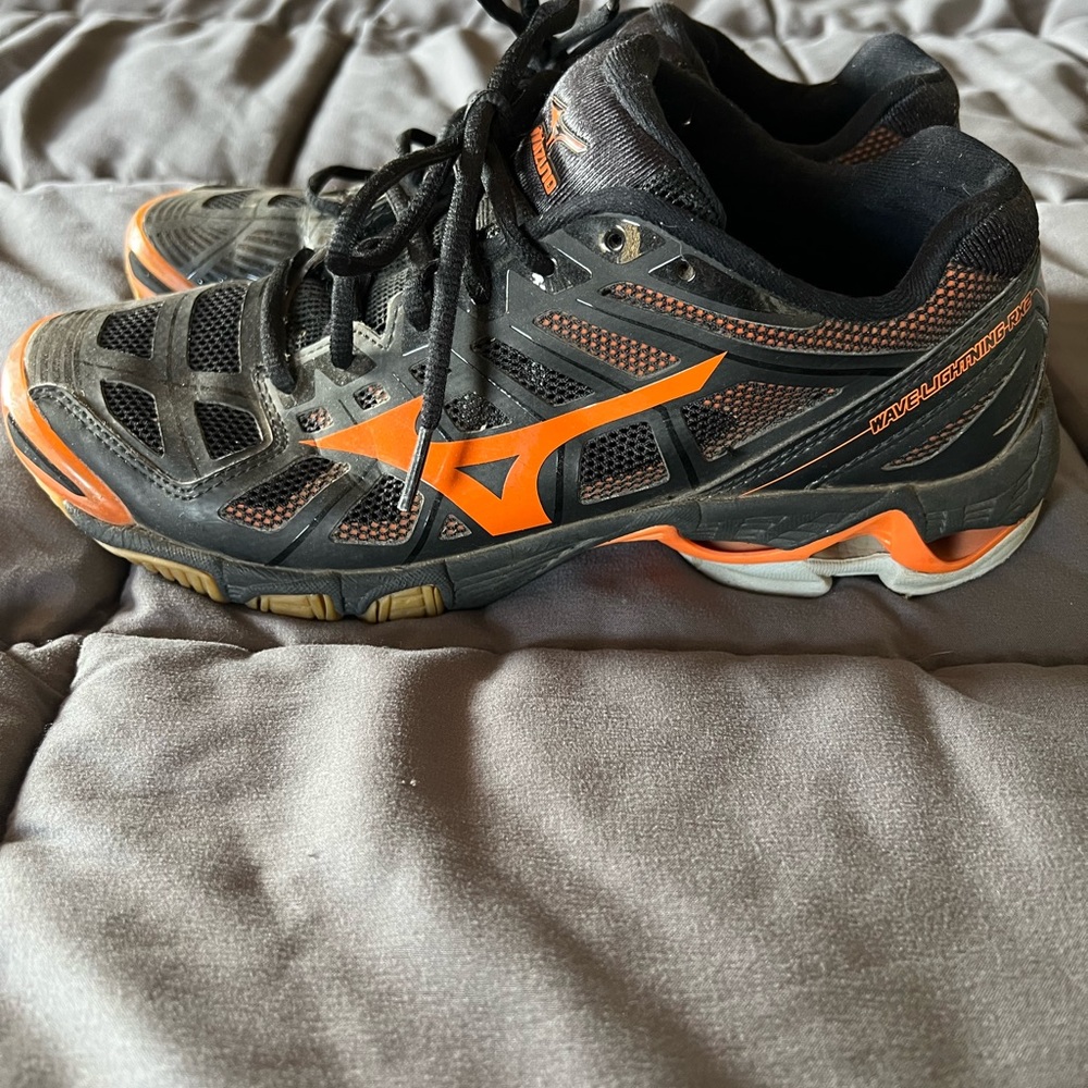 Gently used Women’s 9 1/2 Mizuno Volleyball shoes. Non marking soles.
